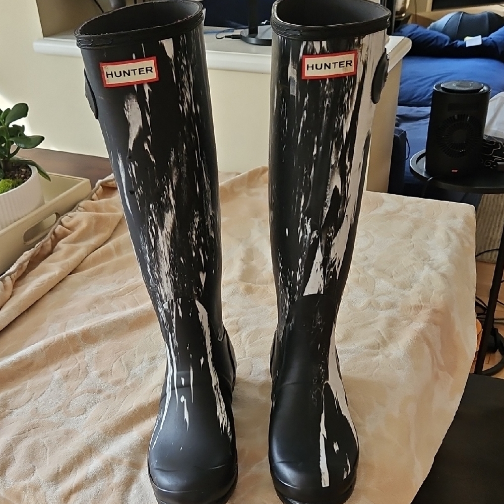 Hunter Monochrome Splash Tall Boots with Red Hunter Liner.  UNIQUE.  US Size 8
